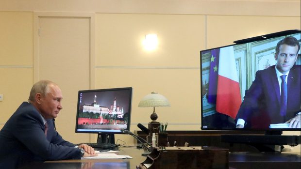 Ruský prezident Vladimir Putin při videohovoru se svým francouzským protějškem Emmanuelem Macronem