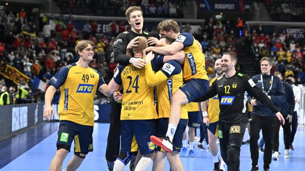 Švédové slaví vítězství ve finále mistrovství Evropy.