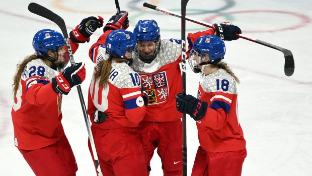 České hokejistky slaví gól na olympijských hrách