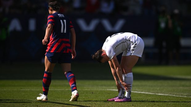 Novozélandská fotbalistka Meikayla Mooreová po jednom ze tří vlastních gólů v zápase s USA