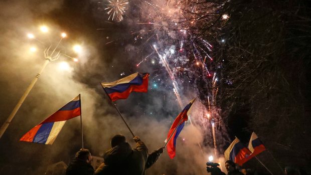Proruští aktivisté slaví v ulicích separatisty ovládaném Doněcku poté, co prezident Vladimir Putin uznal nezávislost donbaských republik