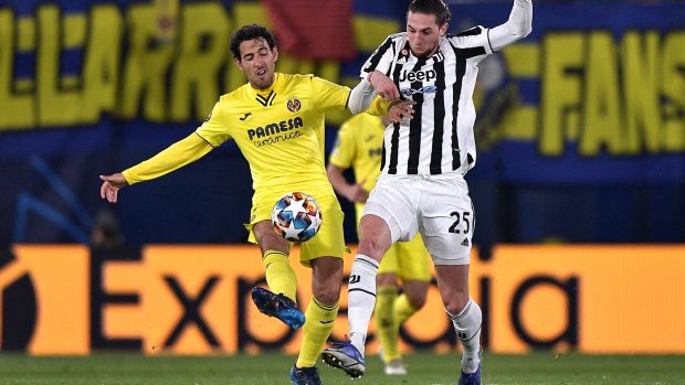 Záložníci Dani Prejo z Villarrealu a Adrien Rabiot z Juventusu v souboji o míč