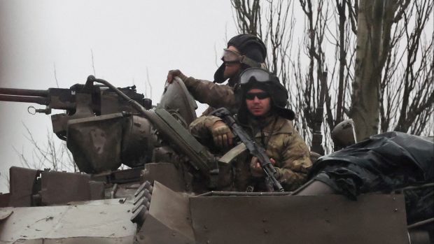 Ukrajinské tanky vjíždí do města Mariupol poté, co ruský prezident Vladimir Putin nařídil vojenskou operaci na Ukrajině