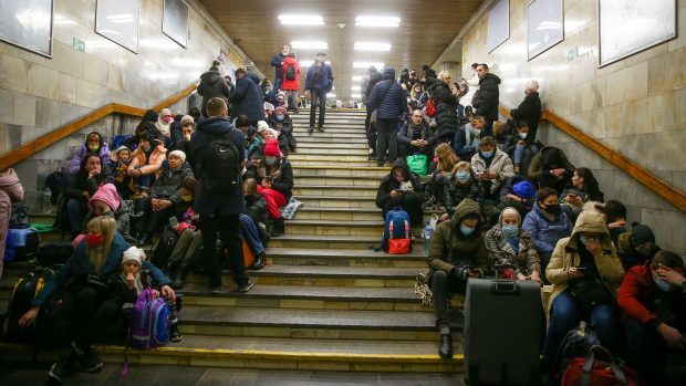 Lidé se schovávají od ruského vpádu na Ukrajinu v Kyjevském metru