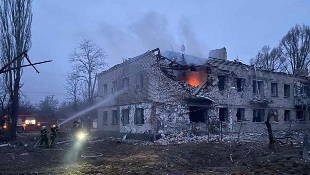 Pohled na zničenou budovu po ostřelování ve městě Starobilsk v Luhanské oblasti, 25.2.2022