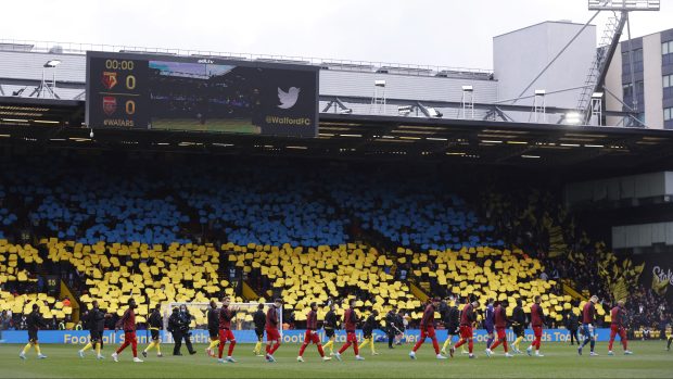 Fanoušci Watfordu před zápasem s Arsenalem projevili solidaritu Ukrajině