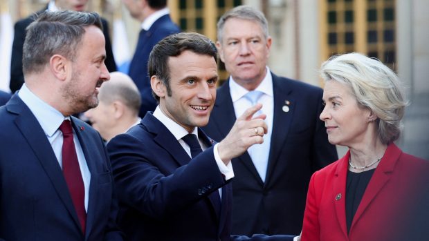 Francouzský prezident Emmanuel Macron a předseda Evropské komise Ursula von der Leyenová