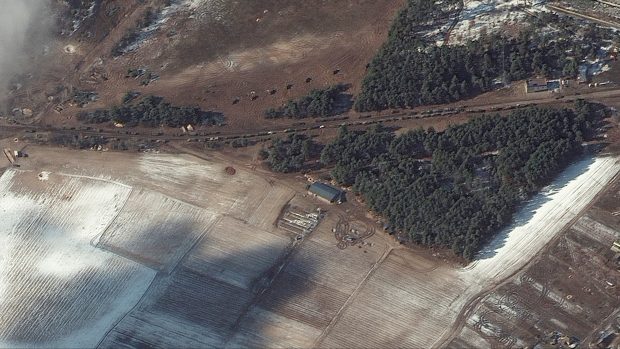 Satelitní snímek ukazuje zásobovací vozy a pravděpodobné rozmístění několika raket v Berestyance severovýchodně od Kyjeva