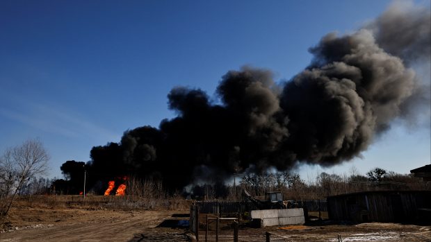 Sloup kouře stoupá z hořících palivových nádrží na letecké základně Vasylkiv u Kyjeva. Zasáhly je ruské rakety