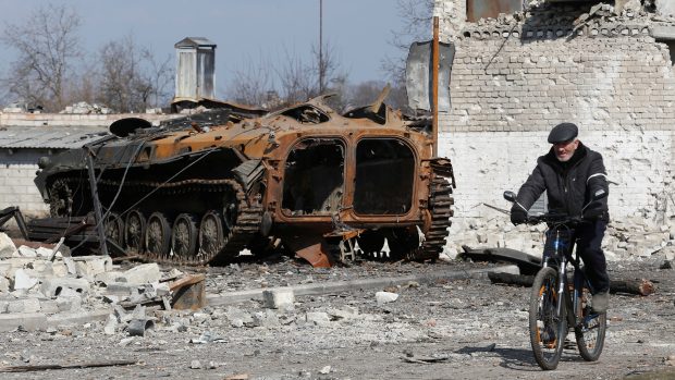 Zničené bojové vozidlo pěchoty v ulicích ukrajinské Volnovachy