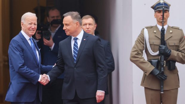 Polský prezident Andrzej Duda vítá svůj americký protějšek Joea Bidena v prezidentském paláci ve Varšavě