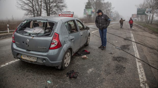Na cestě do ukrajinské Buči nedaleko Kyjeva jsou rozstřílené civilní automobily
