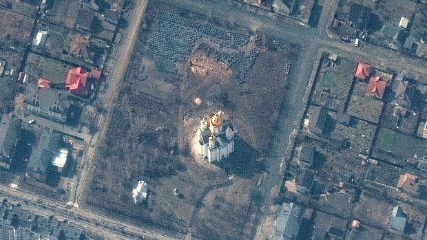 Americká společnost Maxar zveřejnila satelitní snímek ukrajinského města Buča z 31. března, na kterém patrný asi 15 metrů dlouhý příkop v areálu místního kostela svatého Ondřeje; zde se později našel masový hrob