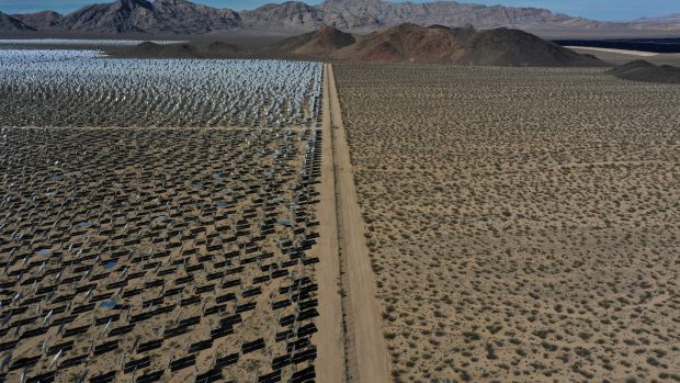 Rozsáhlé pole solárních panelů v Kalifornské poušti