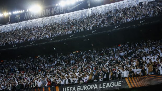 Tribuny Camp Nou plné frankfurtských příznivců