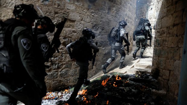 Izraelská hraniční policie na hlídce v Jeruzalémě 17. dubna 2022