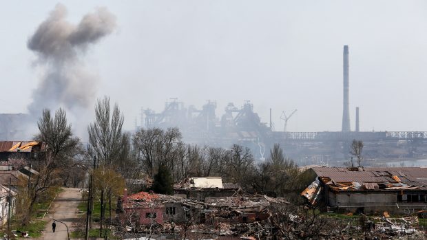 V úterý začal útok na železárny a ocelárny Azovstal v Mariupolu. Dým nad objektem byl ale k vidění už v pondělí