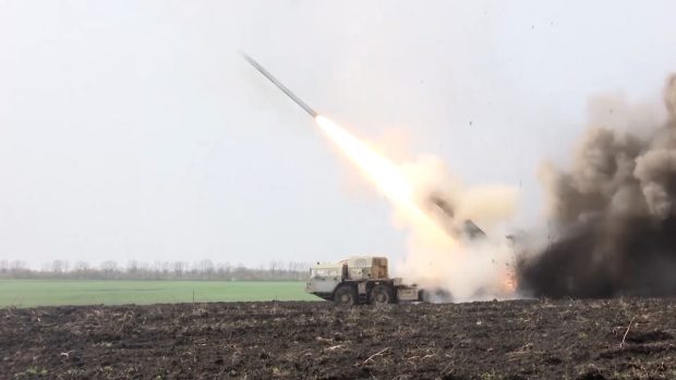 Ruský salvový raketomet Směrč pálí na ukrajinské pozice
