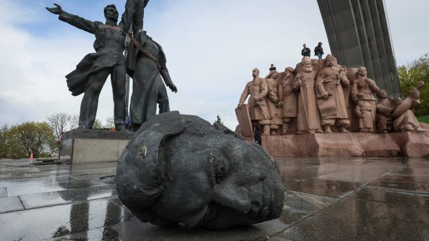 V centru Kyjeva odstranili sovětský památník, který měl oslavovat přátelství mezi Ukrajinou a Ruskem. K rozebrání sochy se úřady Kyjeva rozhodly poté, co Rusko rozpoutalo v únoru na Ukrajině válku