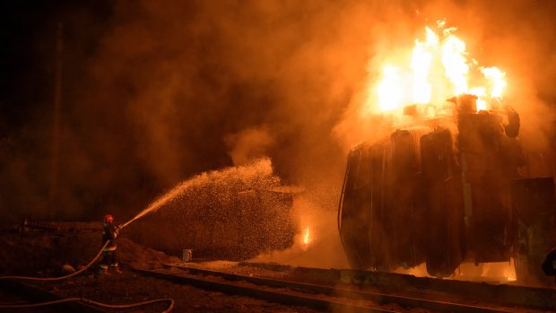 Hasiči zasahují u požáru zasažené elektrické rozvodny ve Lvově