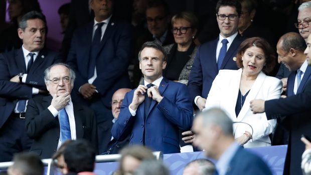 Francouzský prezident Emmanuel Macron v ochozech