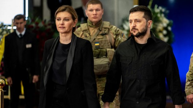 Olena Zelenská a Volodymyr Zelenskyj na pohřbu bývalého ukrajinského prezidenta Leonida Kravčuka