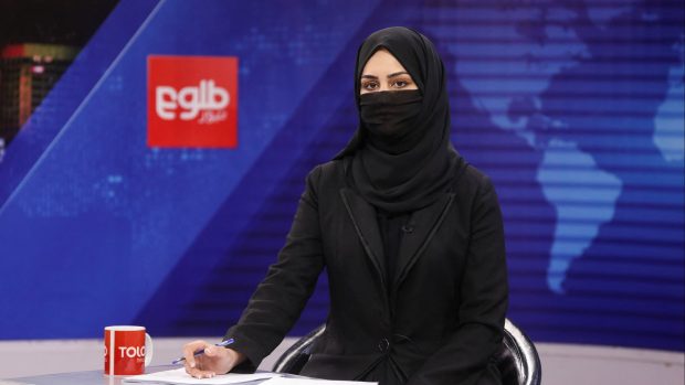 Moderátorka televize TOLO Khatereh Ahmadiová byla v neděli ve vysílání už se zakrytou tváří