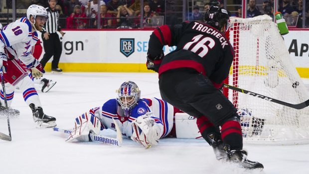 Vincent Trocheck skóruje proti New York Rangers