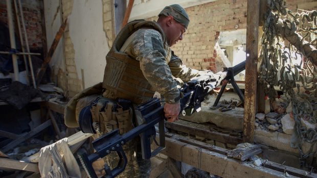 Ukrajinský voják připravuje obranné pozice proti ruské ofenzivě