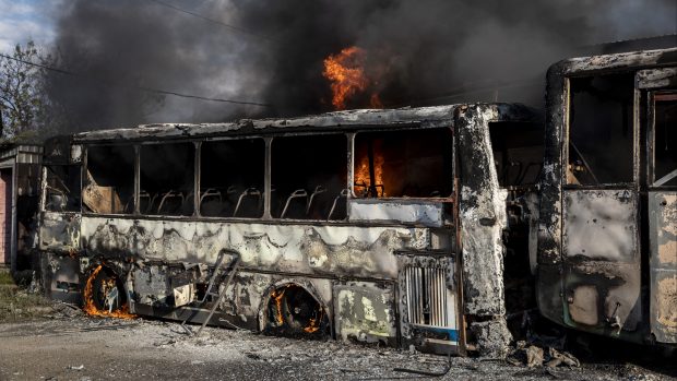 Autobus zničený Rusy v Lysyčansku v Kvetnu 2022