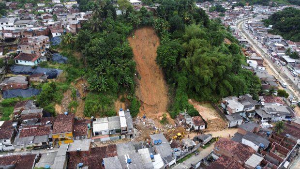 Silné deště v Brazílii si vyžádaly už 79 životů, záchranáři pátrají po desítkách pohřešovaných