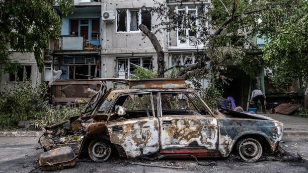 Následky války. Ohořelé auto ve městě Slavjansk, které leží v oblasti Donbasu