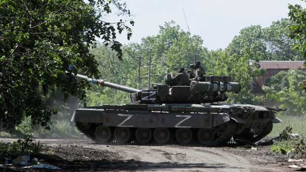 Tank ruských sil ve městě Popasna v Luhanské oblasti na východě Ukrajiny