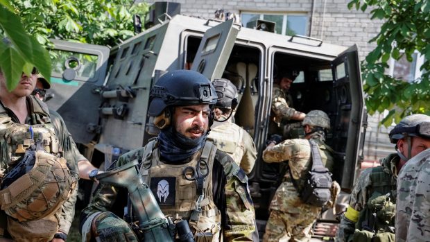 Členové jednotky ukrajinské armády složené ze zahraničních dobrovolníků v Severodoněcku
