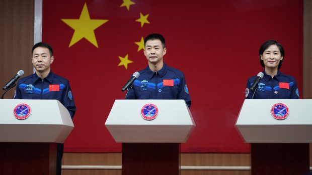 Čínští astronauti Cchaj Sü-če (vlevo), Čchen Tung (uprostřed) a Liou Jang (vpravo) před odletem na čínskou vesmírnou stanici, 4. června 2022
