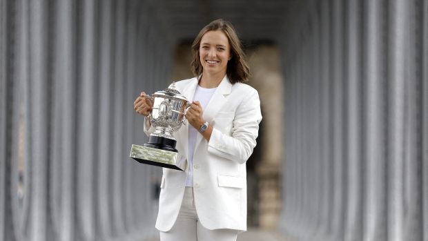 Iga Šwiateková se svojí trofejí z letošního Roland Garros v ulicích Paříže