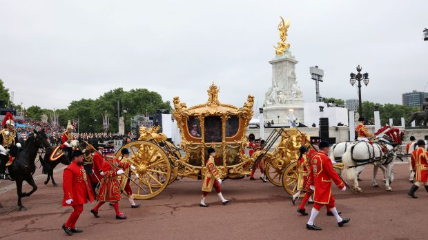 Během oslav k výročí 70 let britské královny na trůně se v ulicích objevil zlatý kočár s jejím hologramem