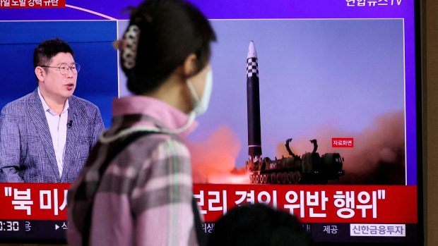 Žena sleduje zpravodajství o balistických testech Severní Koreji