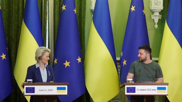 Ursula von der Leynová s prezidentem Ukrajiny Volodymyrem Zelenským. Šéfka Evropské komise zemi navštívila už podruhé od začátku války
