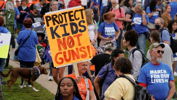 Účastníci protestu Pochod za naše životy (March for Our Lives) ve Washingtonu D.C. Podobná shromáždění se konají po celých Státech