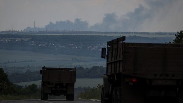 Boje v Donbasu pokračují. V pozadí je hořící elektrárna u města Svitlodarsk v Doněcké oblasti