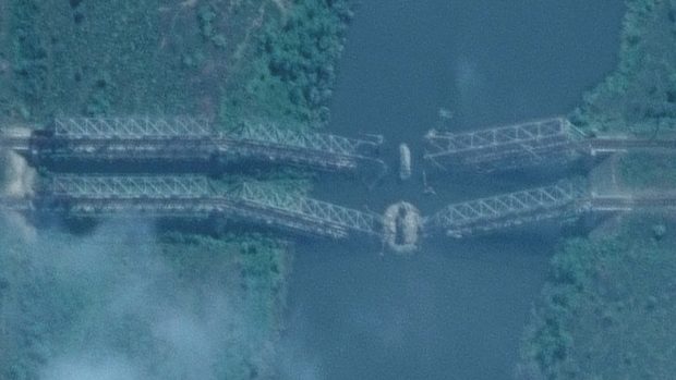 Rusové zničili poslední most spojující Severodoněck s dalším klíčovým městem Lysyčanskem