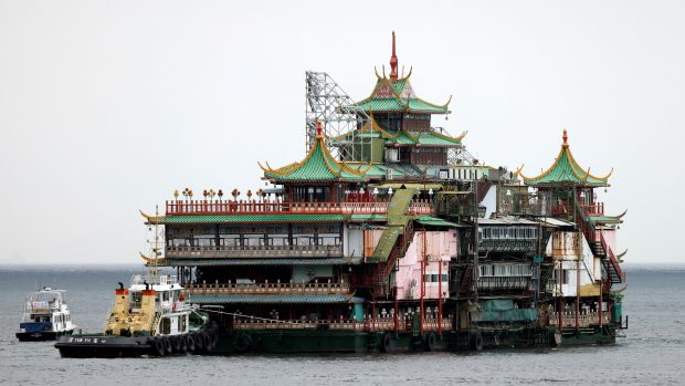 Plovoucí restaurace Jumbo odplouvá z Hongkongského přístavu poté, co kvůli nedostatku financí museli majitelé ukončit její provoz