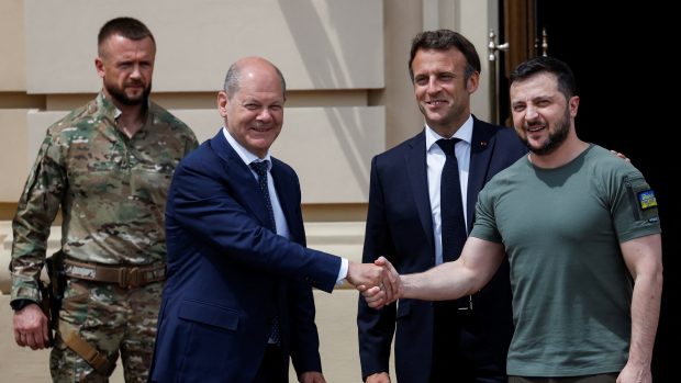 Francouzský prezident Emmanuel Macron a německý kancléř Olaf Scholz se v Kyjevě setkali s ukrajinským prezidentem Volodymyrem Zelenským