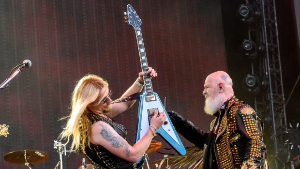 Kytarista Richie Faulkner a zpěvák Rob Halford z britské skupiny Judas Priest