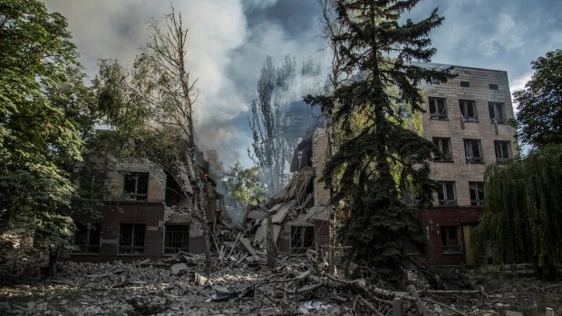 Budovy zničené při útoku ve městě Lysyčansk v luhanské oblasti