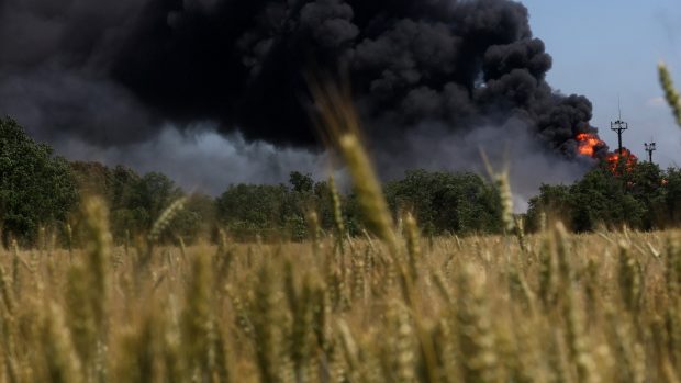 Požár po ostřelování ve vesnici Andriivka na východě Ukrajiny