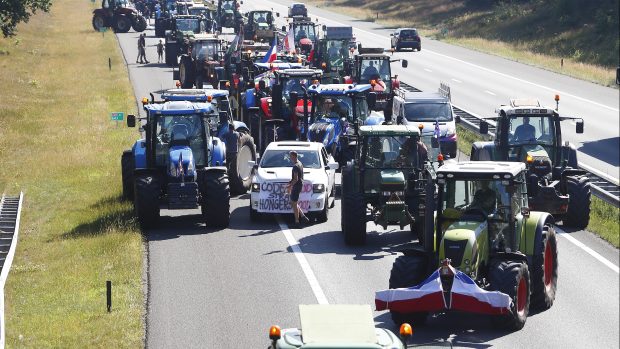 Zemědělci hromadně zatarasili i dálnice