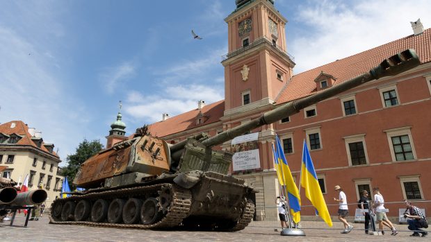 Polsko vystavilo ruskou techniku zničenou na Ukrajině na náměstí ve Varšavě