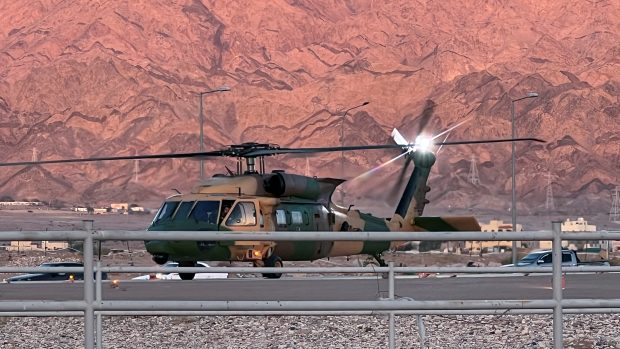 Vojenská helikoptéra u nemocnice nedaleko přístavu Akaba, kde unikl toxický plyn